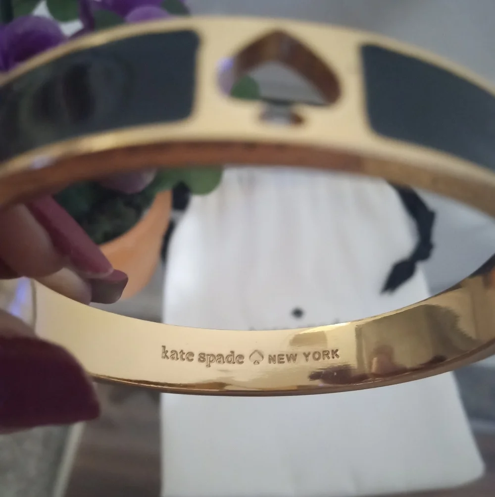 Kate Spade Gold Black Enamel Hole Punch Spade Bangle Bracelet NWOT - Picture 3 of 6